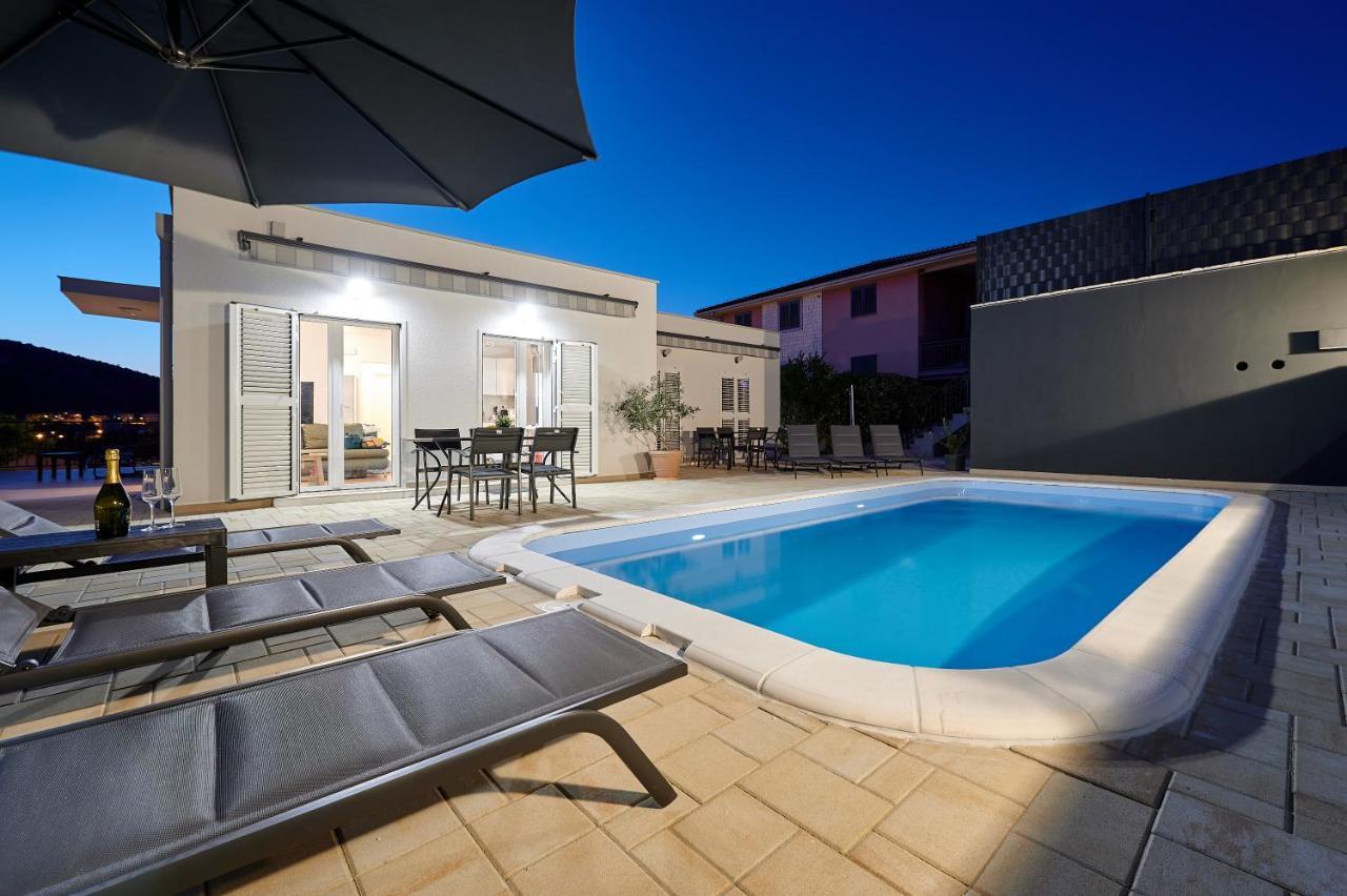 Nela & Sara - 2 Apartments With Heated Swimming Pool سيغيت فغانييتْسا المظهر الخارجي الصورة